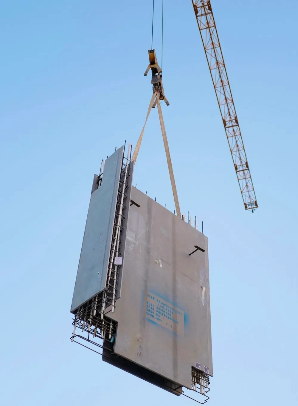 Field: assembly lift